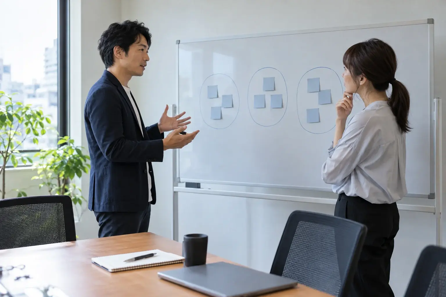 情報システムと業務担当が利用範囲と確認先を話し合う場面のイメージ